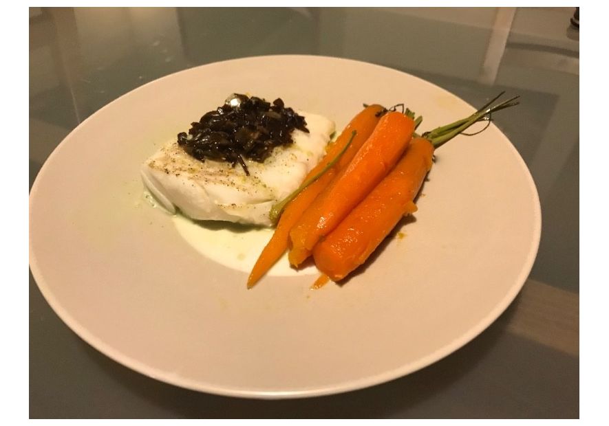 Recette : Cabillaud au confit d'échalotes, carottes glacées et pommes de terre